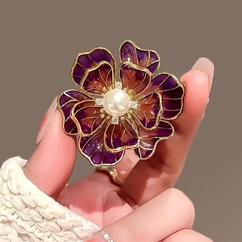 NWOT - Elegant Magnolia Brooch with Shiny Gold Accents